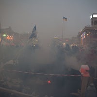 12/15/2013 tarihinde sherhanziyaretçi tarafından Євромайдан'de çekilen fotoğraf