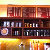 1/12/2012 tarihinde Lauren F.ziyaretçi tarafından Laguna Coffee and Tea'de çekilen fotoğraf