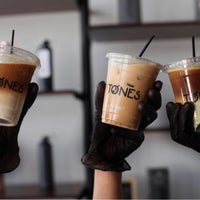 Foto tirada no(a) Tones Coffee por Sulaiman M. em 9/11/2019