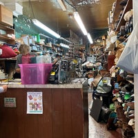 10/26/2020 tarihinde Masato W.ziyaretçi tarafından Marvin&amp;#39;s Shoe Repair'de çekilen fotoğraf