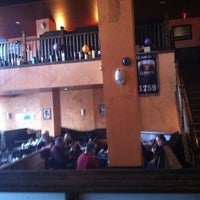 รูปภาพถ่ายที่ P. Brennan&amp;#39;s Irish Pub โดย Heather เมื่อ 2/3/2013