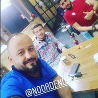 Das Foto wurde bei Noorden Cafe &amp;amp; Nargile &amp;amp; Restaurant von Abdullah P. am 9/18/2018 aufgenommen