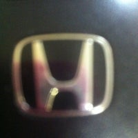 รูปภาพถ่ายที่ Honda Gabriel โดย Samantha L. เมื่อ 10/24/2012