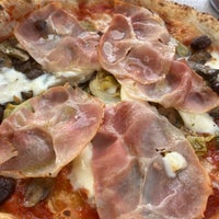6/17/2023 tarihinde Colleen M.ziyaretçi tarafından Spacca Napoli Pizzeria'de çekilen fotoğraf