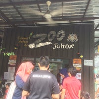 Photo taken at Zoo Johor by Zunnurain .. on 2/23/2019