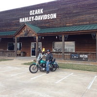 3/31/2014 tarihinde Rob E.ziyaretçi tarafından Ozark Harley-Davidson'de çekilen fotoğraf