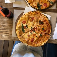 Das Foto wurde bei Pizza Locale von Elif am 10/30/2022 aufgenommen