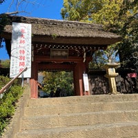 Photo taken at 浮岳山深大寺山門 by sorakunaoaka on 11/10/2021