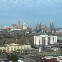 Foto diambil di Radisson Hotel Cincinnati Riverfront oleh Trista R. pada 11/25/2023