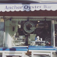 Снимок сделан в Anchor Oyster Bar пользователем Lily Annabelle C. 2/1/2016