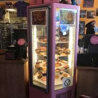 8/22/2017 tarihinde Evelyn Z.ziyaretçi tarafından Voodoo Doughnut'de çekilen fotoğraf