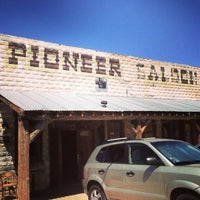 Foto tomada en Pioneer Saloon Goodsprings, Nevada  por Kathryn R. el 8/17/2013
