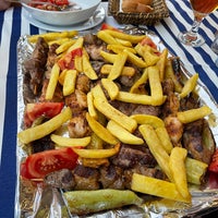 Das Foto wurde bei Ali Baba Restaurant Kadıköy von Kostadin B. am 6/26/2022 aufgenommen