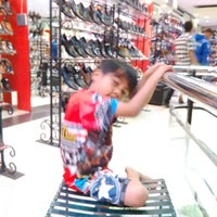 Review Istana Sepatu