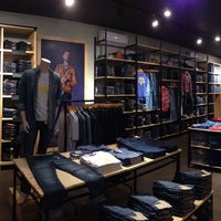 Levi's Outlet Store Pancoran - Toko Pakaian