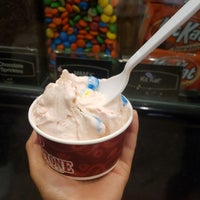 Photo taken at Cold Stone Creamery by José A. L. on 11/13/2022
