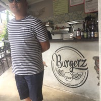 Foto diambil di Burgerz oleh Wev2k pada 9/10/2019