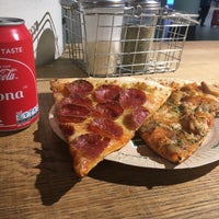 6/3/2017 tarihinde Andre P.ziyaretçi tarafından New York Pizza'de çekilen fotoğraf