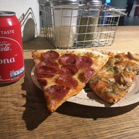 Снимок сделан в New York Pizza пользователем Andre P. 6/3/2017