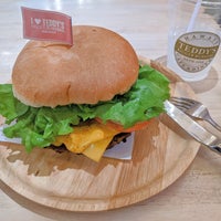 Photo taken at Teddy&amp;#39;s Bigger Burgers by たんけ on 12/29/2023