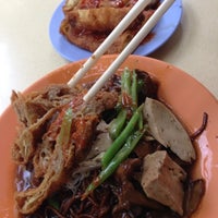 Photo taken at Tanglin Halt Ruyi Vegetarian by Tiger K. on 12/11/2012