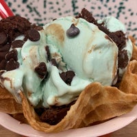 Photo taken at Cold Stone Creamery by スガラ on 12/22/2019