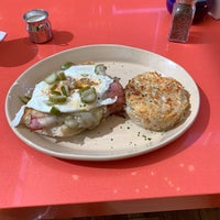 Photo taken at Snooze by Maximum B. on 9/27/2018