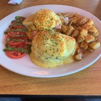 Photo taken at Doug&amp;#39;s Day Diner by Maximum B. on 7/9/2019