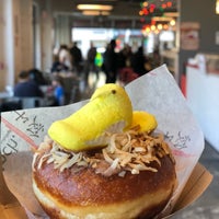 Foto diambil di B. Doughnut oleh Kelsey S. pada 3/31/2018
