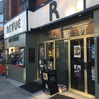 รูปภาพถ่ายที่ Revue Cinema โดย Darwin P. เมื่อ 9/21/2017