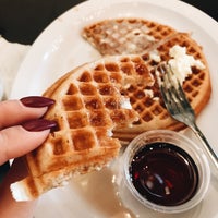 Photo taken at Chicago&amp;#39;s Home of Chicken &amp;amp; Waffles by Владислава Т. on 10/25/2017