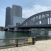 Photo taken at 隅田川テラス 勝鬨橋 右岸 by Tetsu T. on 5/5/2020
