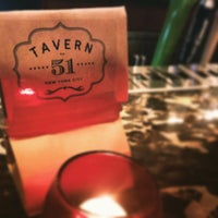 Foto tirada no(a) Tavern on 51 por Matthew M. em 2/5/2015