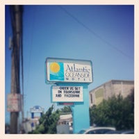Foto tirada no(a) Atlantic Oceanside Motel por Matthew M. em 7/13/2013