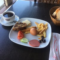 Foto diambil di DuduMax Cafe &amp;amp; Restaurant oleh Doğuş D. pada 11/22/2016