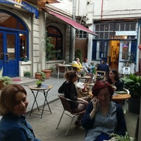 Photo taken at Prospero&amp;#39;s Books &amp;amp; Caliban&amp;#39;s Coffee by Tata S. on 7/4/2019