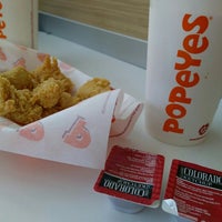 Photo taken at Popeyes Louisiana Kitchen by Enes T. on 4/13/2016