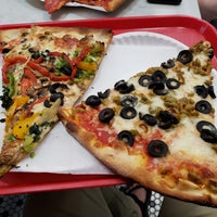 Foto tomada en Saba&amp;#39;s Pizza Upper East  por Noah H. el 3/21/2019