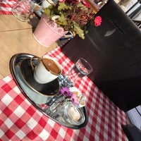 Снимок сделан в Hill Brasserie &amp;amp; Cafe пользователем Melike T. 3/8/2017