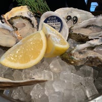 Photo taken at Fish House Oyster Bar by Kōhei Y. on 12/27/2020