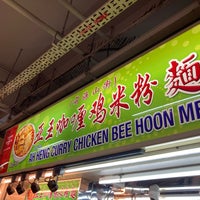 Photo taken at Ah Heng Curry Chicken Bee Hoon Mee 亚王咖喱鸡米粉面 by のうや く. on 1/26/2023
