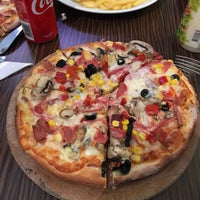 Photo taken at Pizza Pi by Bekir Toğan on 6/19/2017