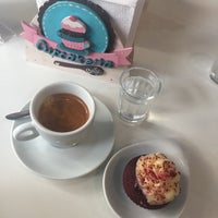 5/21/2017 tarihinde Cris Z.ziyaretçi tarafından Cupcakeria Café'de çekilen fotoğraf