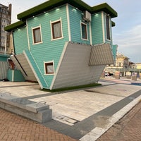 Foto scattata a Upside Down House Brighton da Meshpuff 💙 il 6/21/2023