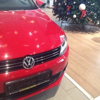 Photo taken at Volkswagen Диверс Моторс Самара by Евгений  -the Jack- on 12/18/2014