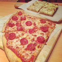 รูปภาพถ่ายที่ Pizza By La Grolla โดย Angelina เมื่อ 10/8/2013