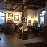 Das Foto wurde bei Lemon Creek Winery - Grand Haven Tasting Room von Emma S. am 4/12/2013 aufgenommen