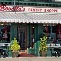 Das Foto wurde bei Bovella’s Pastry Shoppe von Bovella’s Pastry Shoppe am 1/20/2016 aufgenommen