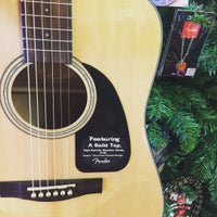 รูปภาพถ่ายที่ Five Star Guitars โดย FiveStar G. เมื่อ 12/17/2016