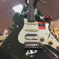 รูปภาพถ่ายที่ Five Star Guitars โดย FiveStar G. เมื่อ 12/24/2016